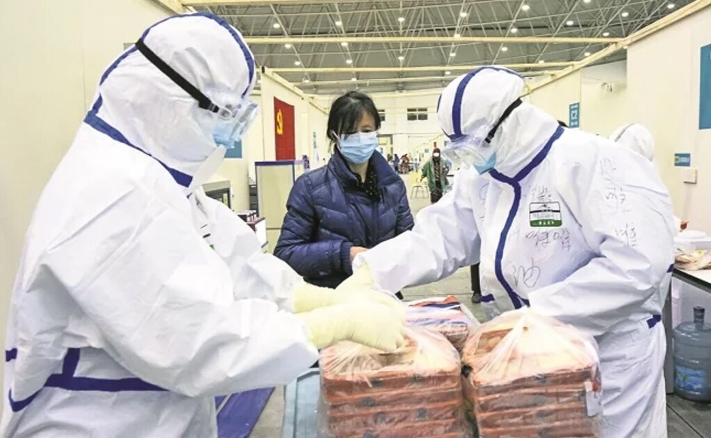 Trabajadores de la salud distribuyen comida en el "Wuhan Livingroom". Foto: Xinhua/Xiong Qi, archivo
