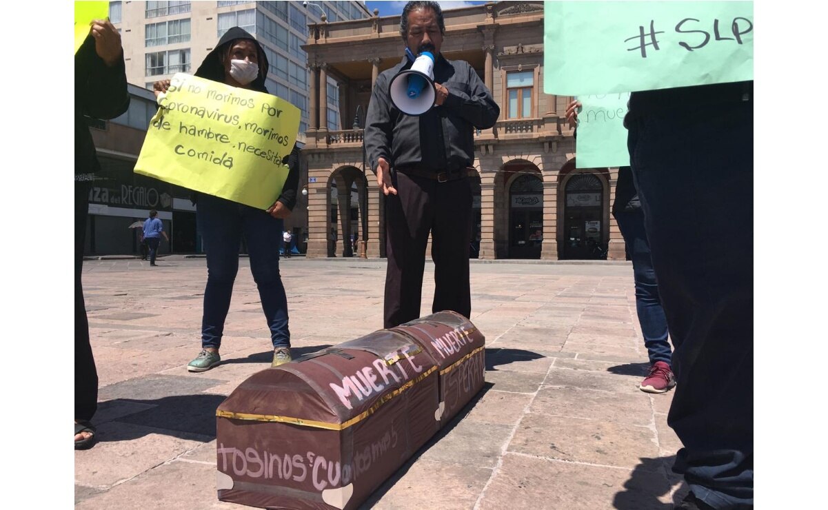 Los manifestantes pusieron un ataúd simbolizando “la muerte que les espera” si no son atendidos por las autoridades. Foto: Sergio Marín. EL UNIVERSAL San Luis Potosí