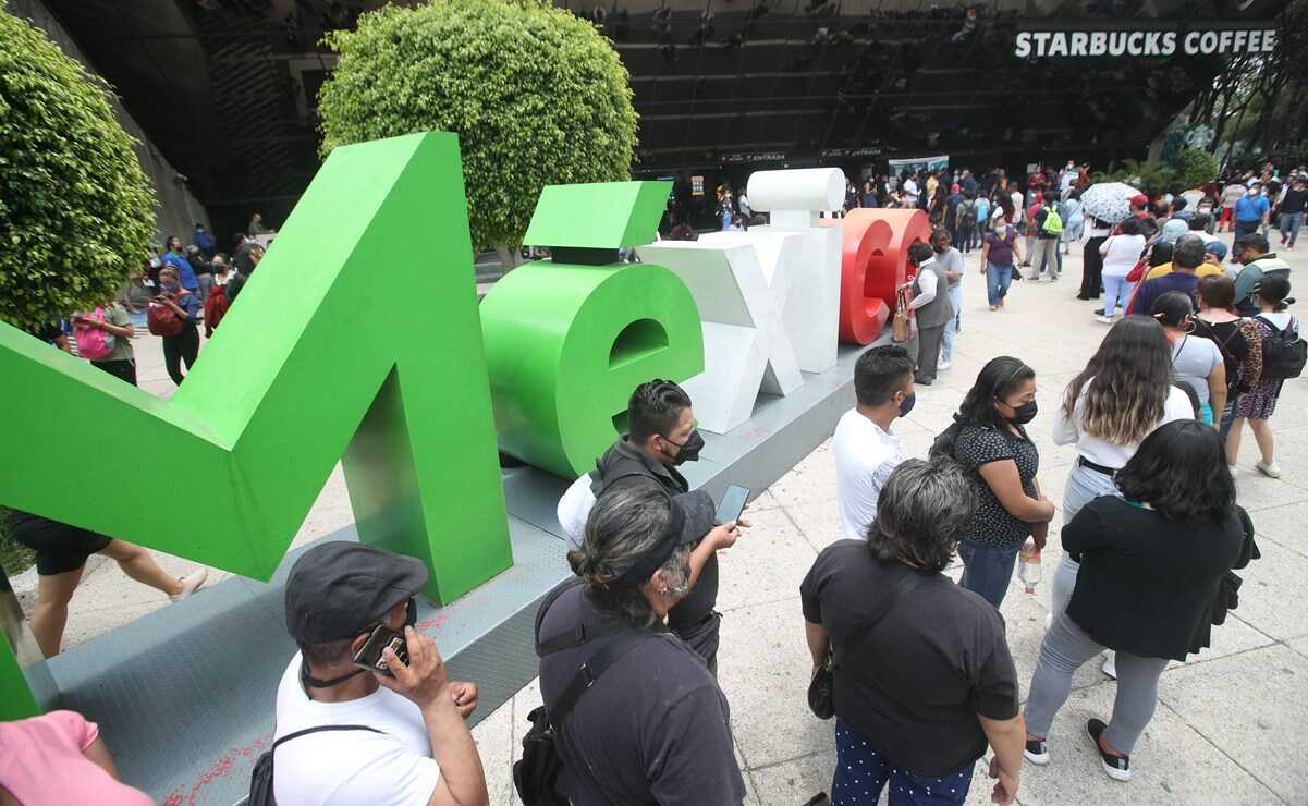 Largas filas se registran a las afueras de la oficinas del SAT. Foto: Archivo/EL UNIVERSAL.