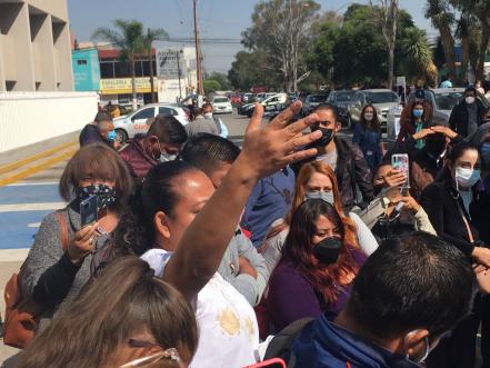 Maestros de telesecundaria protestan frente a la SEGE; exigen pagos atrasados