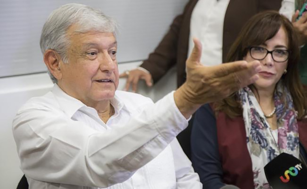 AMLO bromea con su estado de salud: me paro en un pie y todavía macaneo, dice