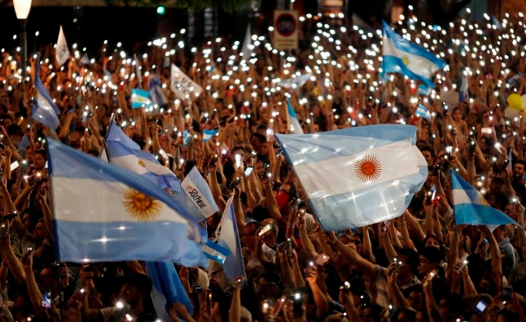 Argentina, sumida en una grave crisis económica, elige presidente