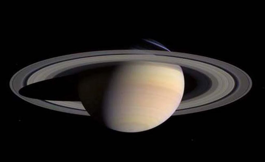 Saturno tiene 95 veces más masa que la Tierra y las lunas internas orbitan alrededor del planeta a una distancia de menor que entre la Tierra y la Luna. Foto: EFE/Nasa