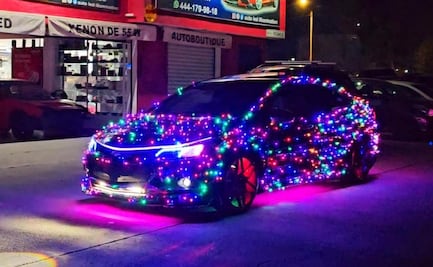 Aficionados de los autos comparten la magia de la Navidad brillando en calles de SLP 
