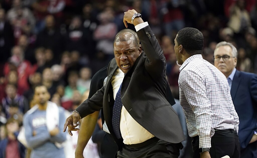 Coach de los Clippers es expulsado por culpa de su hijo