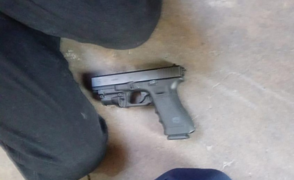 Niño esconde dos armas en su mochila, y dispara contra maestra y compañeros