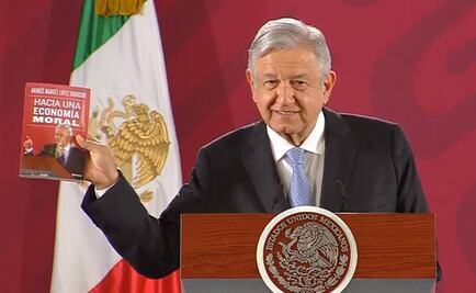 López Obrador presume su libro sobre economía