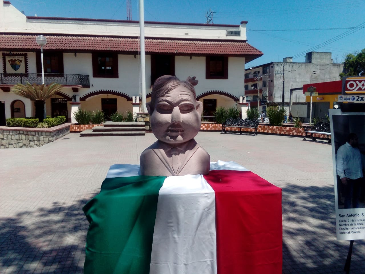 Develan busto de AMLO en Ciudad Valles