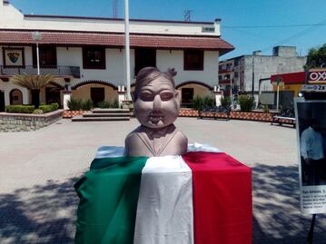 Develan busto de AMLO en Ciudad Valles