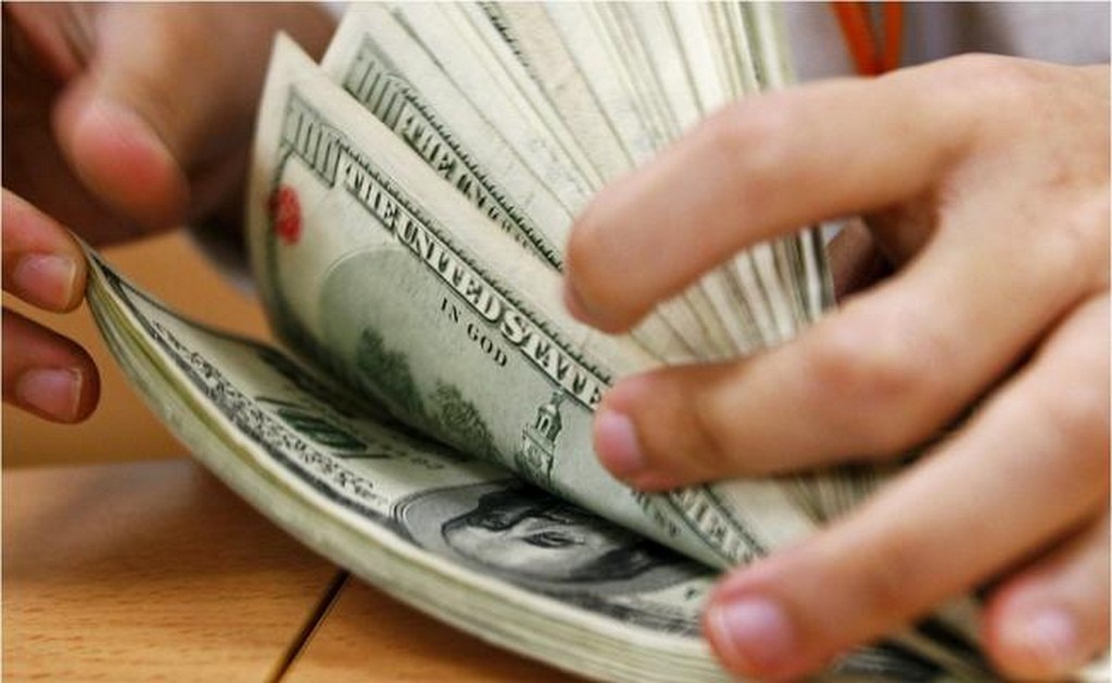 Dólar inicia en 18.97 pesos en aeropuerto de la CDMX