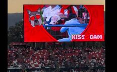 Incómodo momento en el Clásico de la 57: pareja evita la kiss cam y se vuelve viral