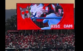 Incómodo momento en el Clásico de la 57: pareja evita la kiss cam y se vuelve viral