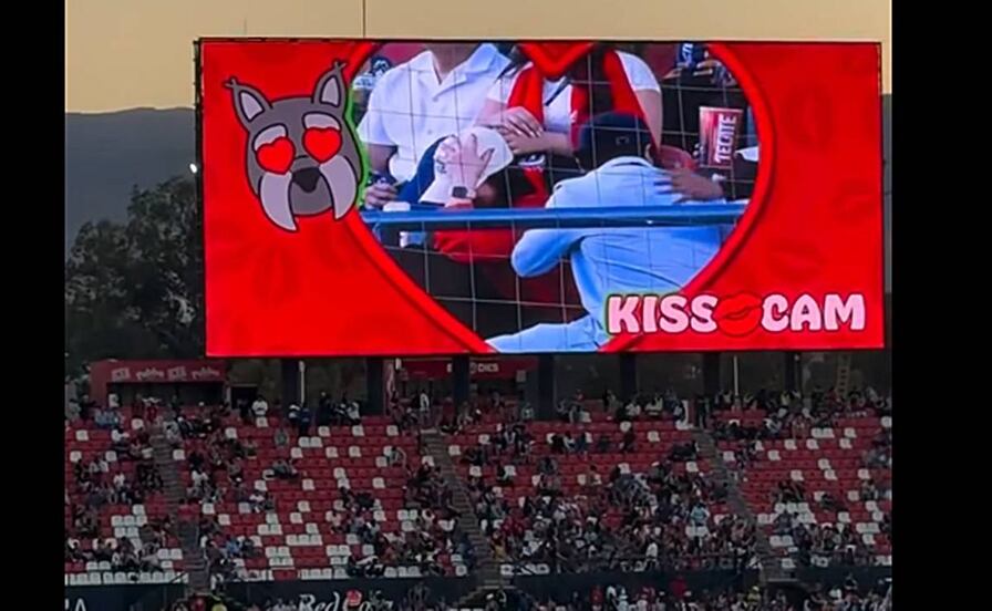 Incómodo momento en el Clásico de la 57: pareja evita la kiss cam y se vuelve viral
