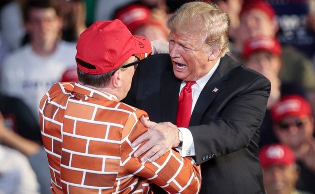 Vestido de muro, un partidario se acerca a saludar a Trump durante un mitin. Foto: Getty Images