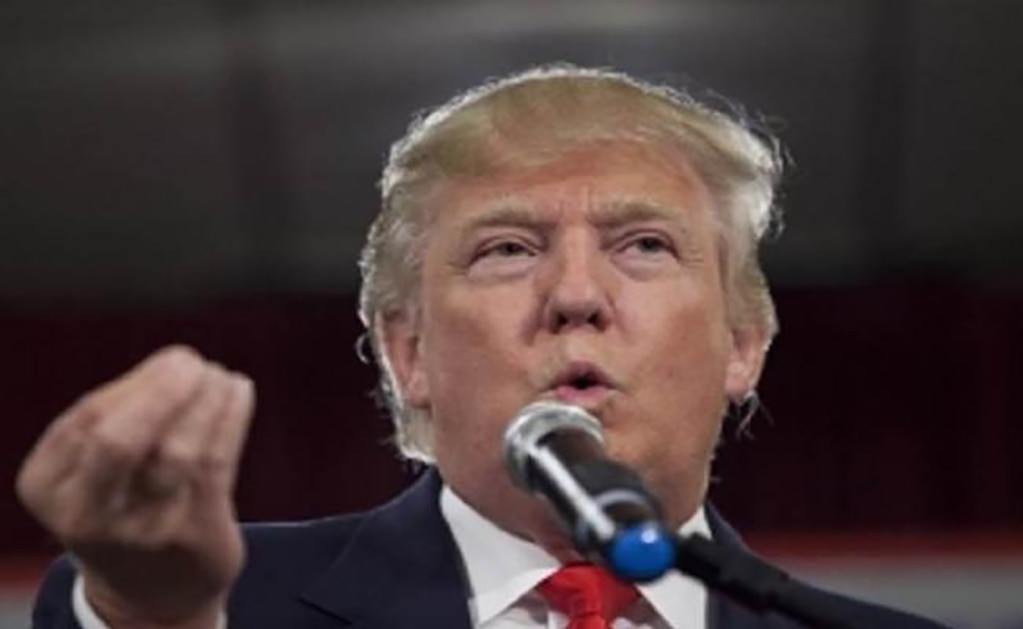 Trump acusa a demócratas de inventarse la expresión "agujeros de mierda"