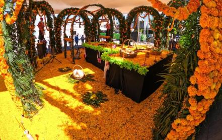 En vísperas de Día de Muertos, homenajean a “Sax” con un altar de 4 metros de alto en su natal Soledad