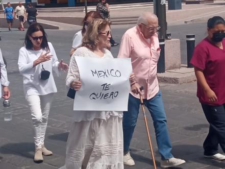 Se movilizan potosinos en contra de la violencia y en defensa de las instituciones