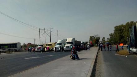 Reportan bloqueo en Periférico y Carretera a Rioverde