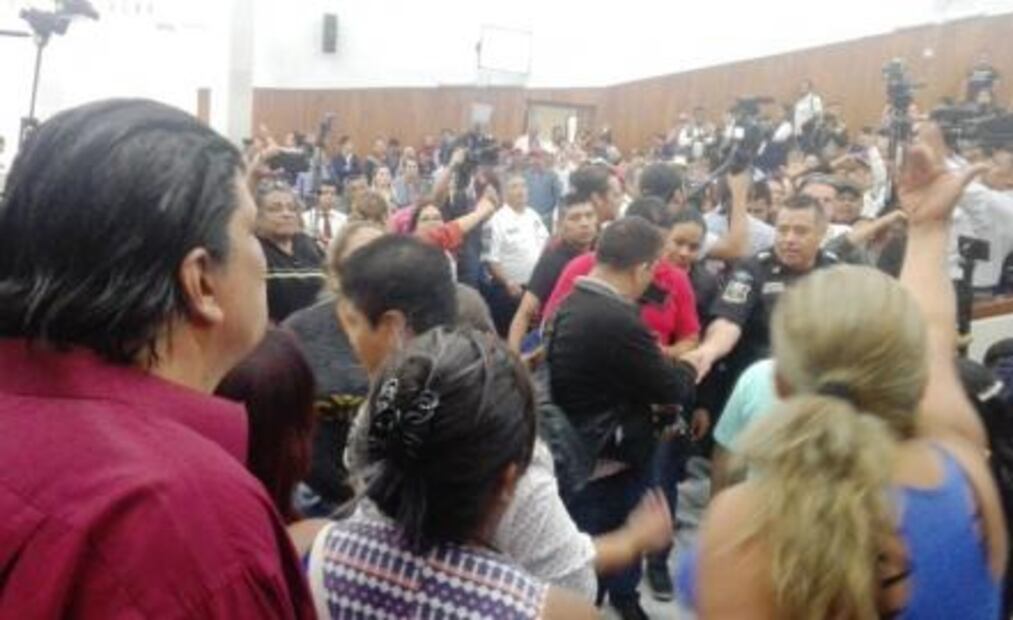 Suspenden sesión del Congreso del Estado por manifestaciones