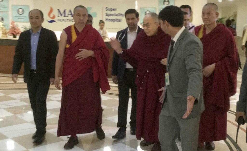 Dalai Lama abandona hospital tras infección pulmonar