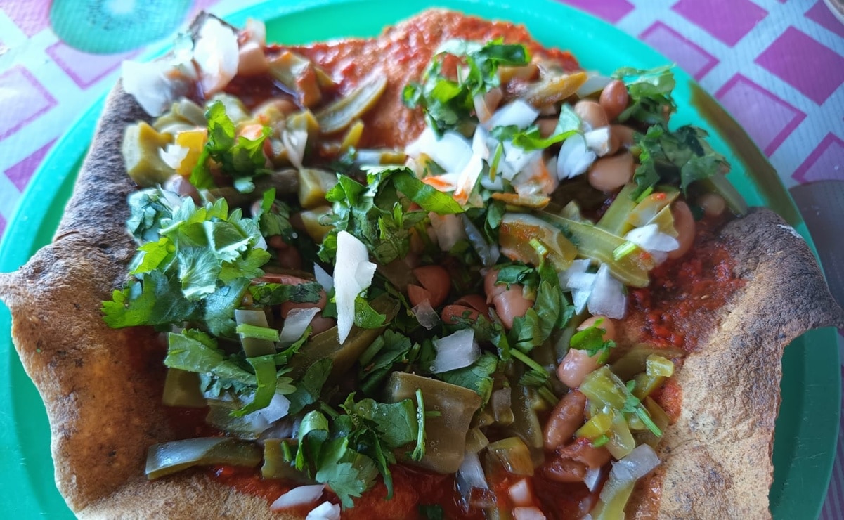 Tostada borracha, antojito típico de SLP. Foto: Jazmín Ramírez
