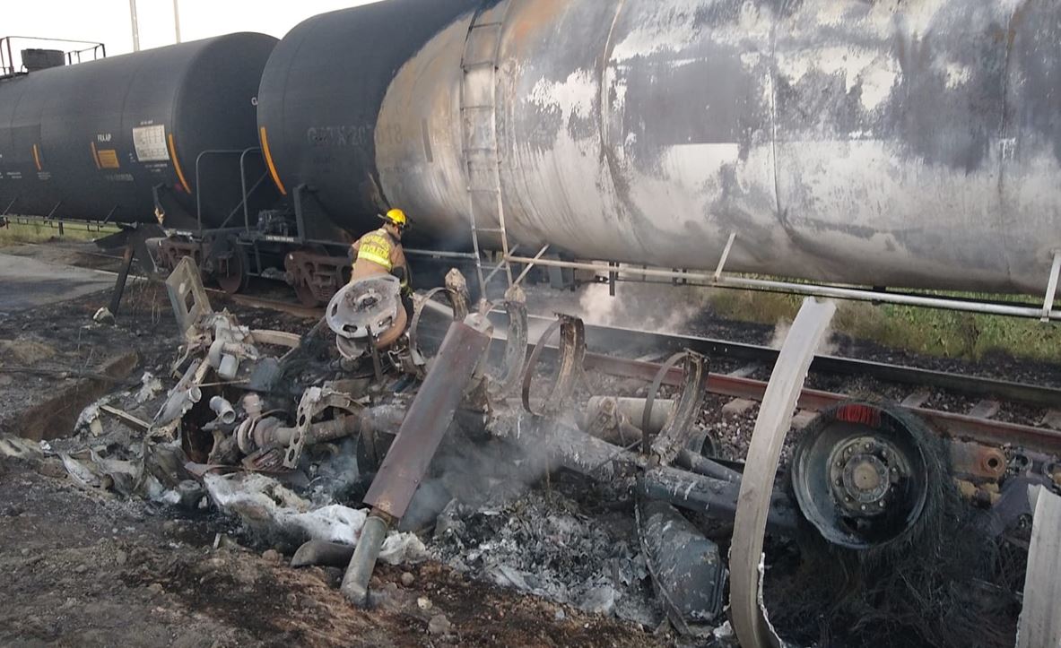 Pipa choca con el tren en Nuevo León; hay tres lesionados