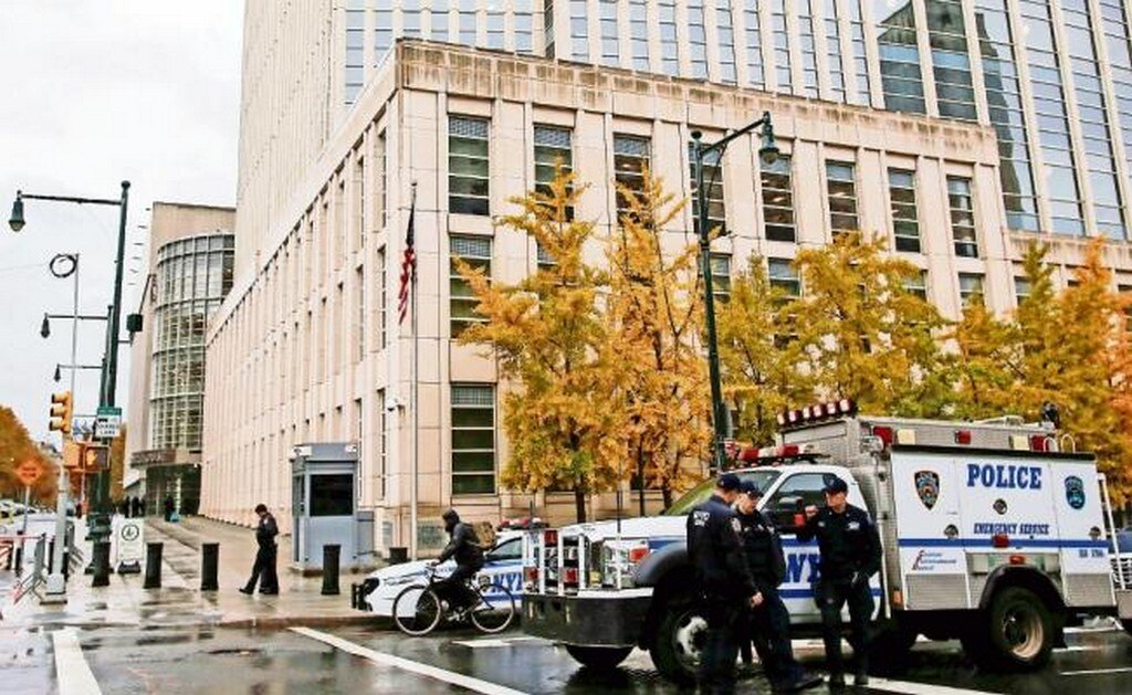 Decenas de policías de Nueva York vigilan el edificio de la Corte de Distrito en el barrio de Brooklyn, donde se realiza el juicio contra el narcotraficante Joaquín El Chapo Guzmán Loera. (EDUARDO MUÑOZ. REUTERS)