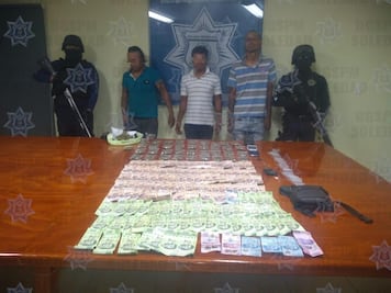 Detienen a tres con 50 mil pesos en efectivo y dosis de droga 