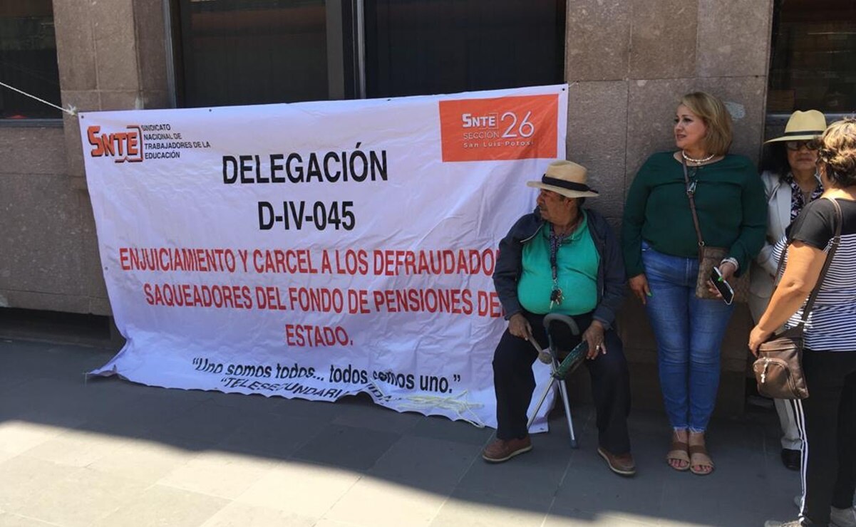 Jubilados de telesecundaria se manifiestan en la Dirección General de Pensiones; exigen pagos. Foto: Especial