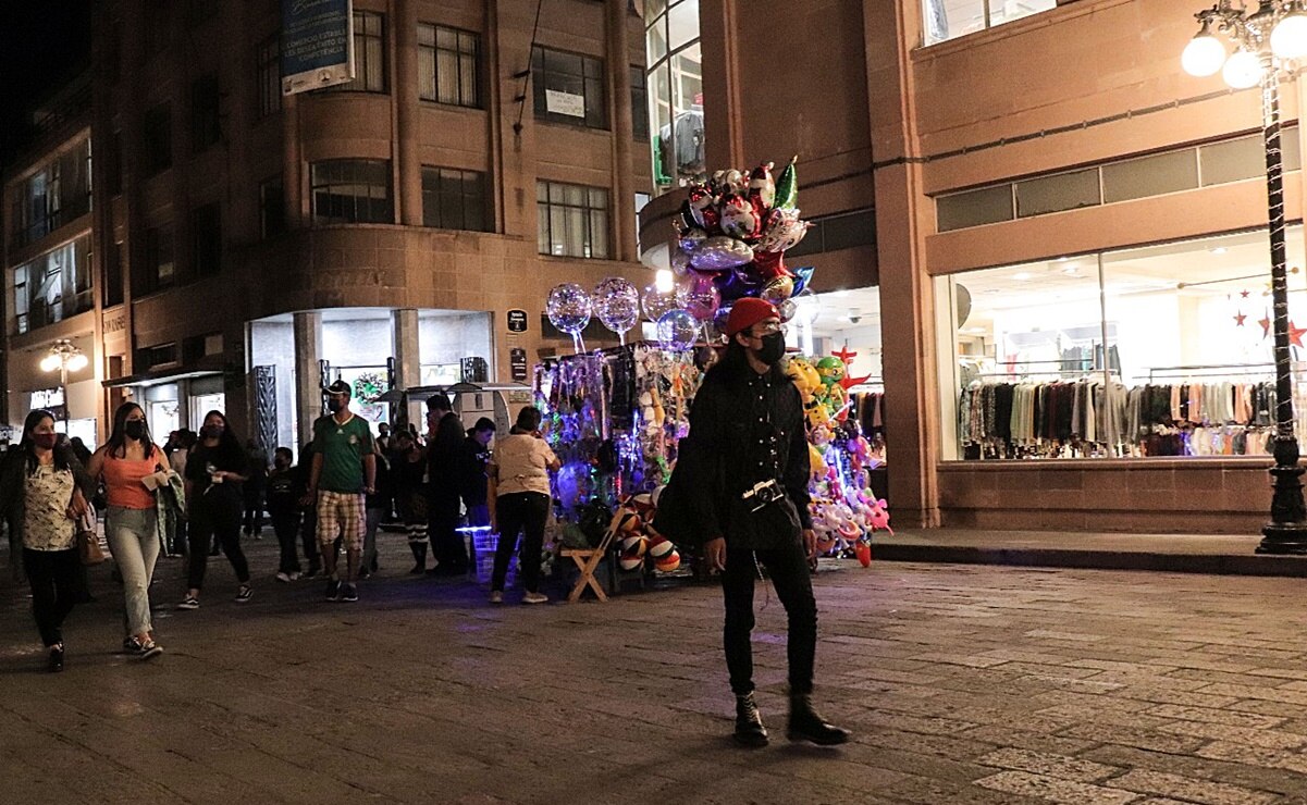 Esta semana, los potosinos se reunieron en calles del Centro de la capital de esta entidad para presenciar el encendido del monumental árbol de Navidad. Foto: Angélica Ortiz. EL UNIVERSAL San Luis Potosí