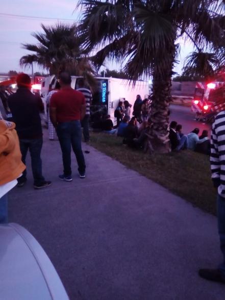 Vuelca camión de personal, seis lesionados