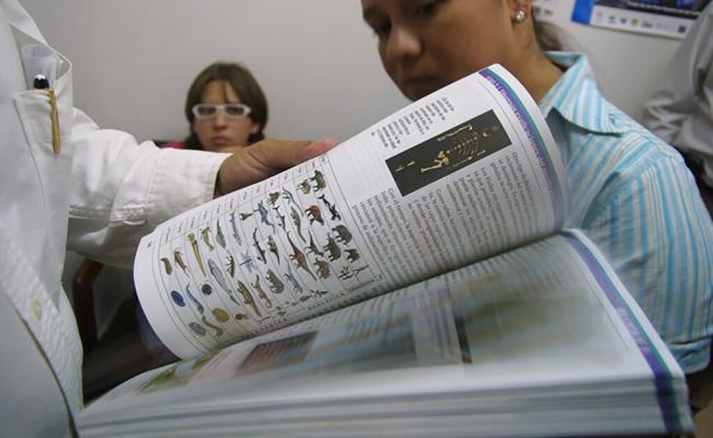 Enoja a padres de familia manejo de sexo en libros de texto