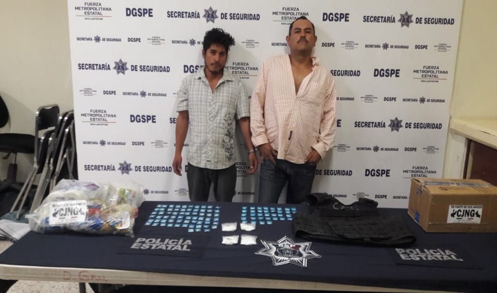 Detienen a dos hombres con despensas de un cártel y droga en el municipio de Villa de Reyes