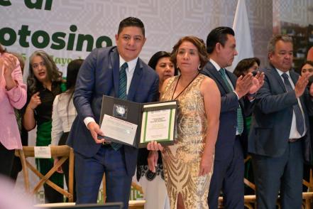 Entrega Gallardo estímulos y premios a docentes en SLP; “maestros son nuestros mejores aliados”