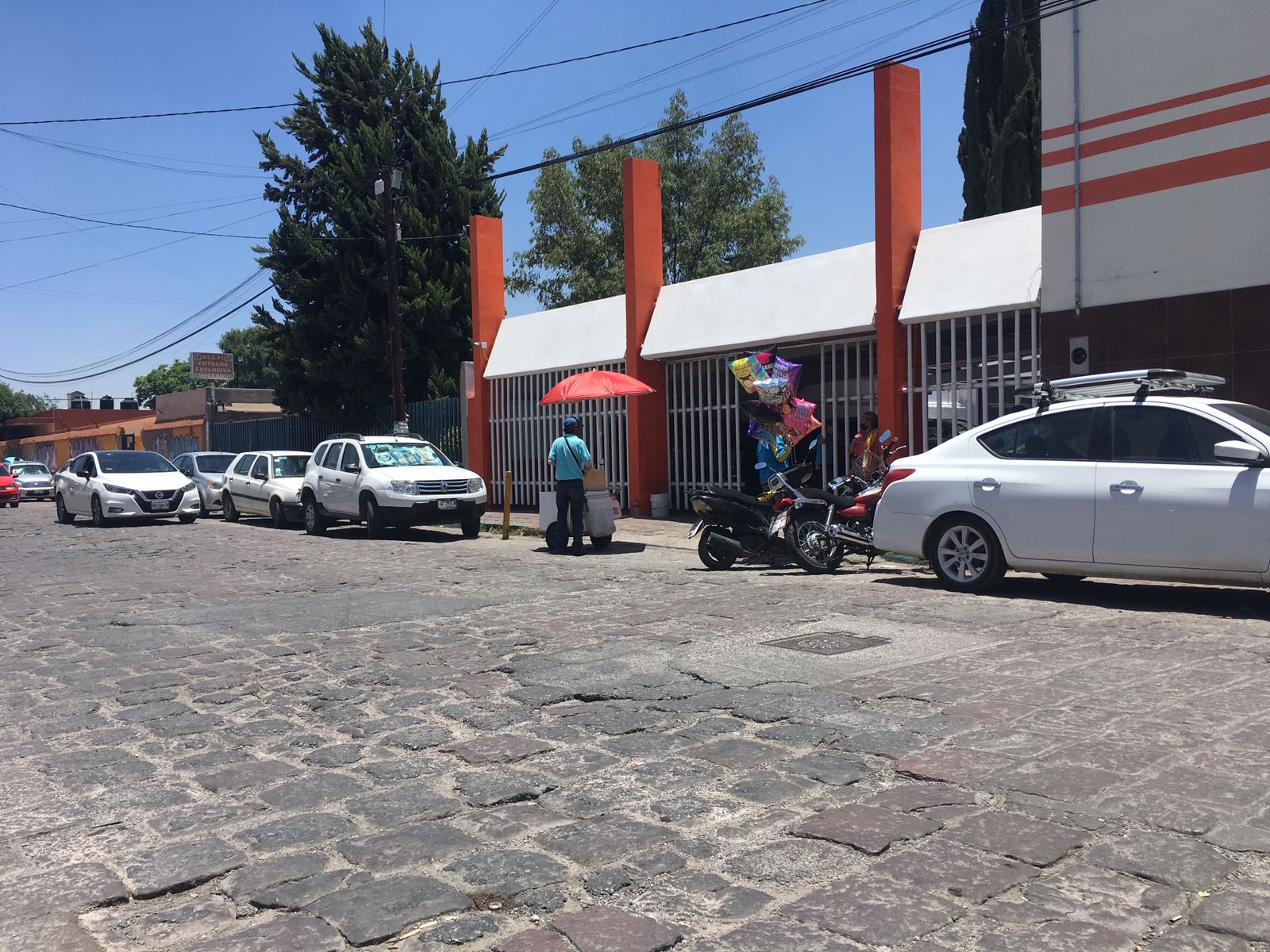 Mal estado de los adoquines en un tramo de la calle Tomasa Estevez en la capital de SLP