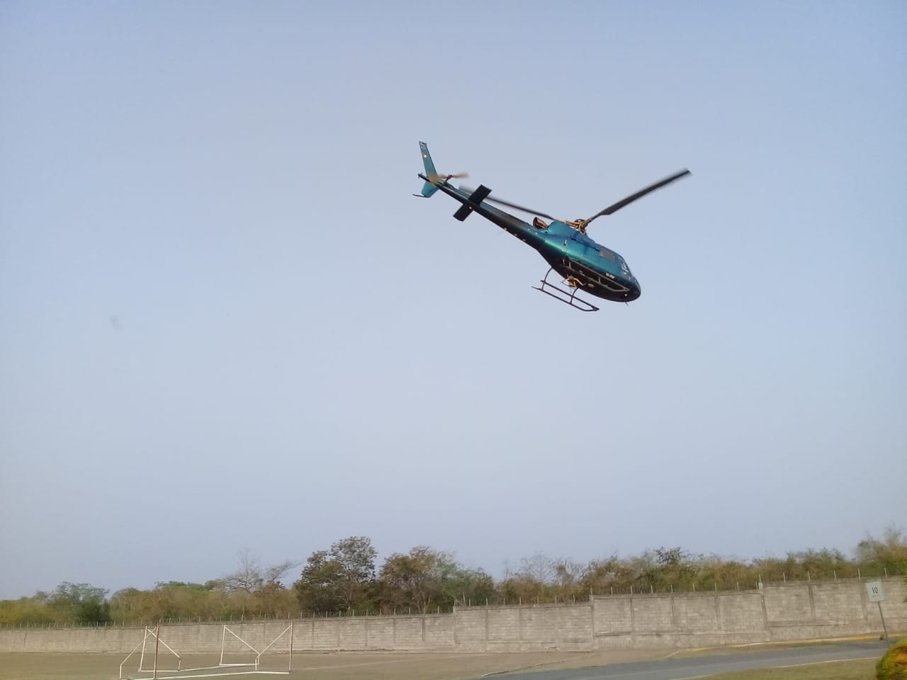 Envían helicóptero para combatir incendio en Valles 