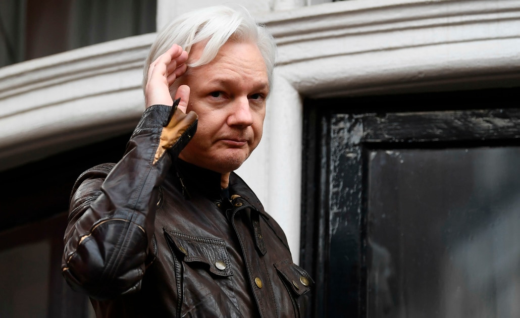 EU pidió formalmente extradición de Assange, asegura funcionario