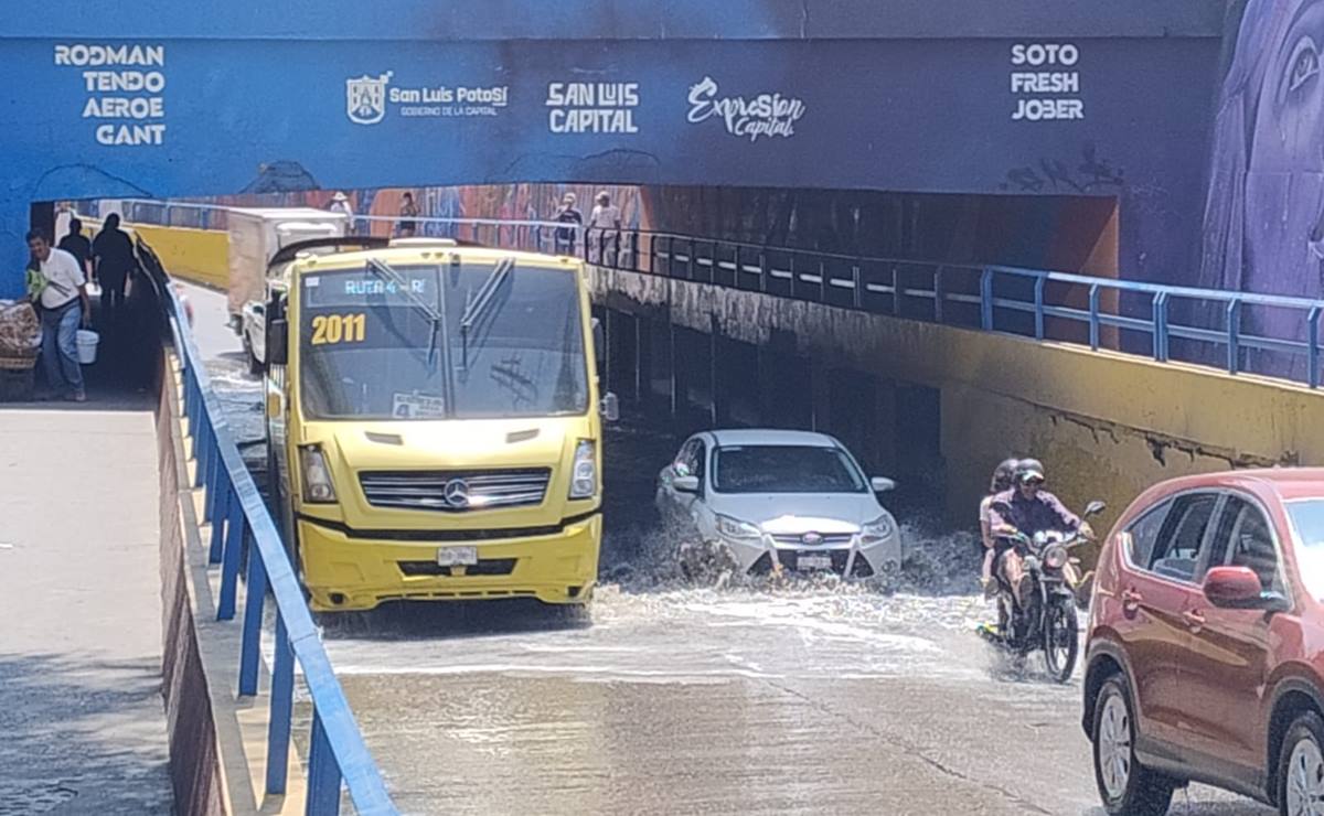 Los transeúntes que pasan por la zona, están expuestos a un olor fétido, así como la brisa de agua sucia que expulsan los automóviles a su paso. Foto: Xochiquetzal Rangel