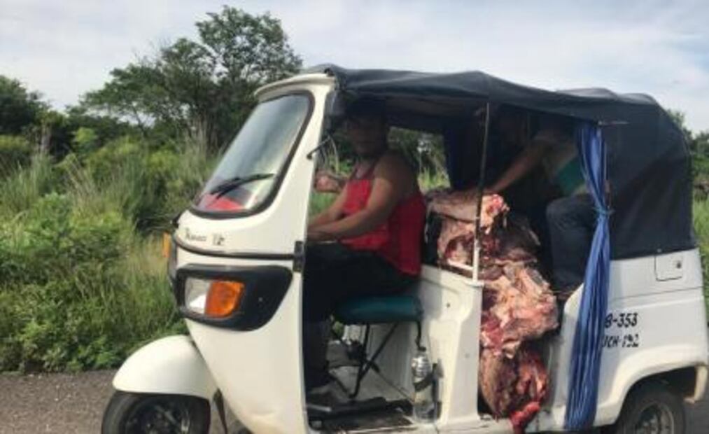 Volcadura de tráiler desata rapiña de carne en Oaxaca