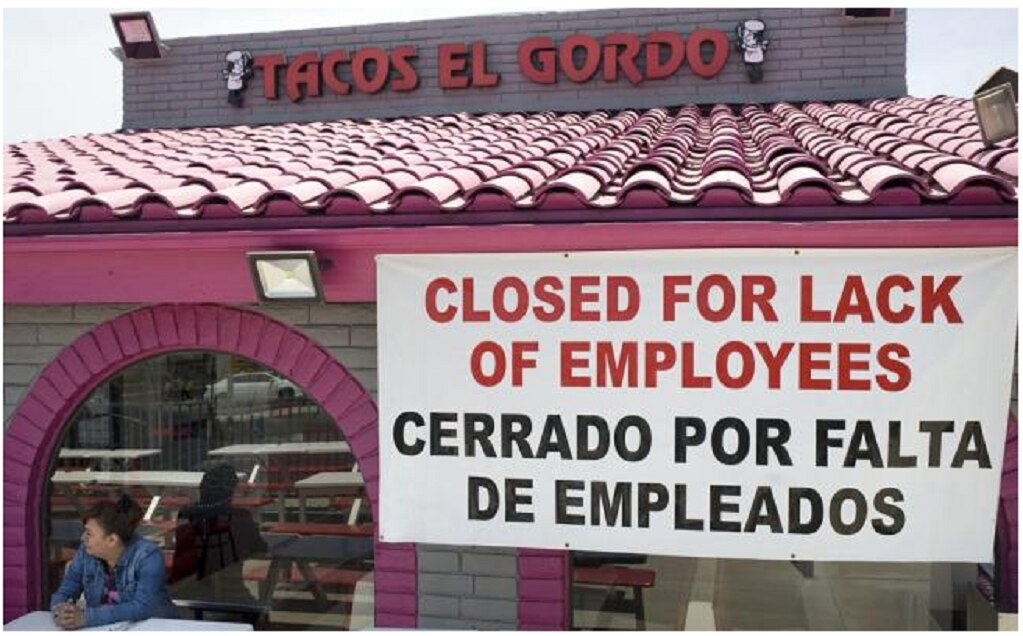 Fotografía fechada el 27 de julio de 2018 que muestra un cartel que anuncia el motivo del cierre de uno de los restaurantes Tacos El Gordo, en San Diego, California (Foto: EFE)