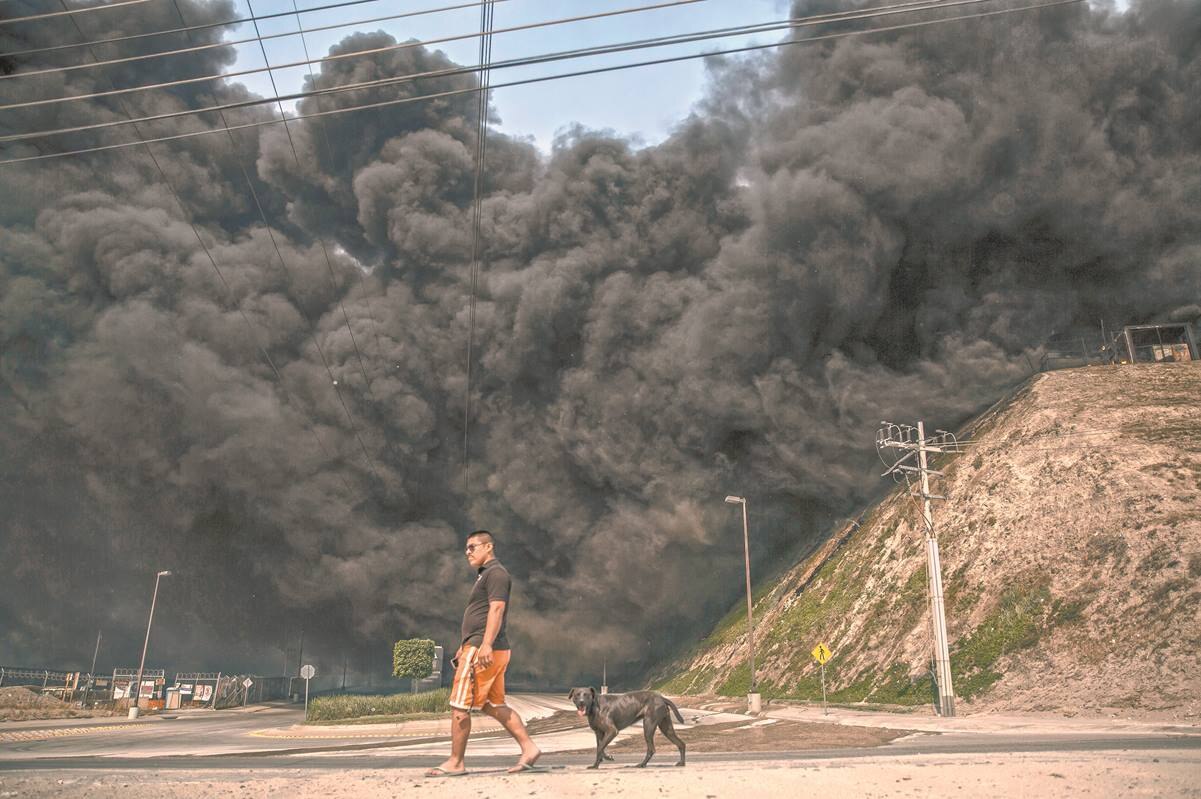 Una densa capa de humo provocó el cierre de carreteras en Tijuana, Rosarito y Ensenada, donde el fuego se avivó debido a los vientos de Santa Ana. Fotos/CUARTOSCURO
