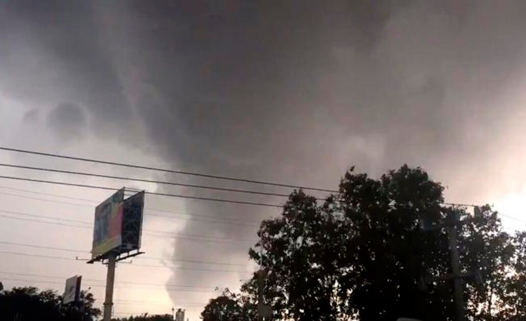 Captan la formación de un tornado en Guadalajara