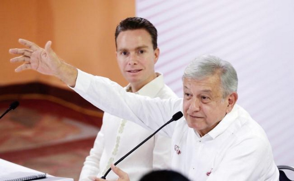 Andrés Manuel López Obrador, presidente electo de México, estuvo acompañado por el gobernador de Chiapas, Manuel Velasco, durante el evento de presentación del anteproyecto del Tren Maya. (LUIS CORTÉS. EL UNIVERSAL)