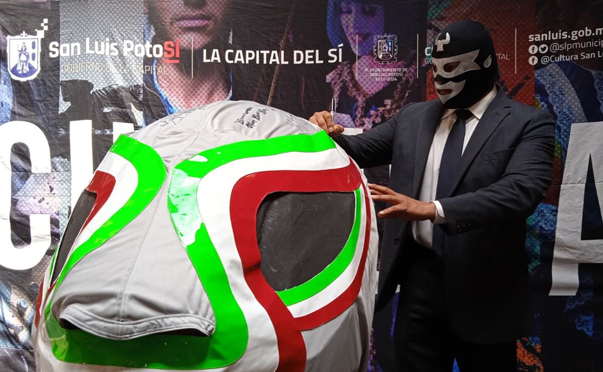 Llega máscara monumental de luchador a Palacio Municipal de SLP. Foto: Especial