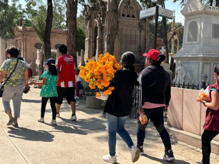 Entre cempasúchil y música, familias llenan panteones de SLP para visitar a sus difuntos
