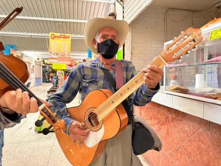 Daniel y Felipe, los músicos independientes que amenizan mercados municipales de San Luis