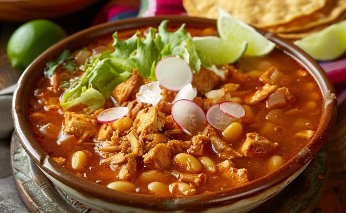 El IMSS revela cómo cocinar pozole saludable sin perder sabor para este 15 de septiembre. Foto: Redes sociales