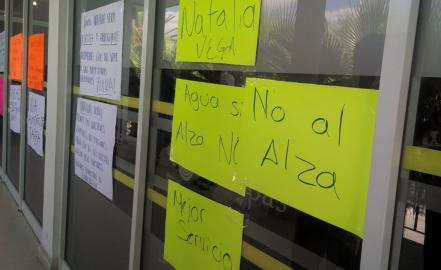 Natalia Castillo es recibida con manifestación en Interapas de Soledad