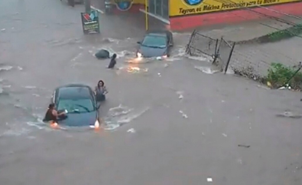 (VIDEO) Coladera "se traga" a mujer durante lluvias en Culiacán, Sinaloa