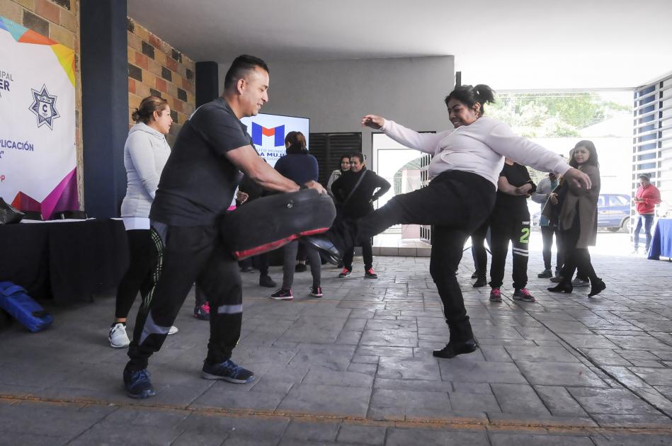 Instruyen a mujeres para defenderse de agresiones